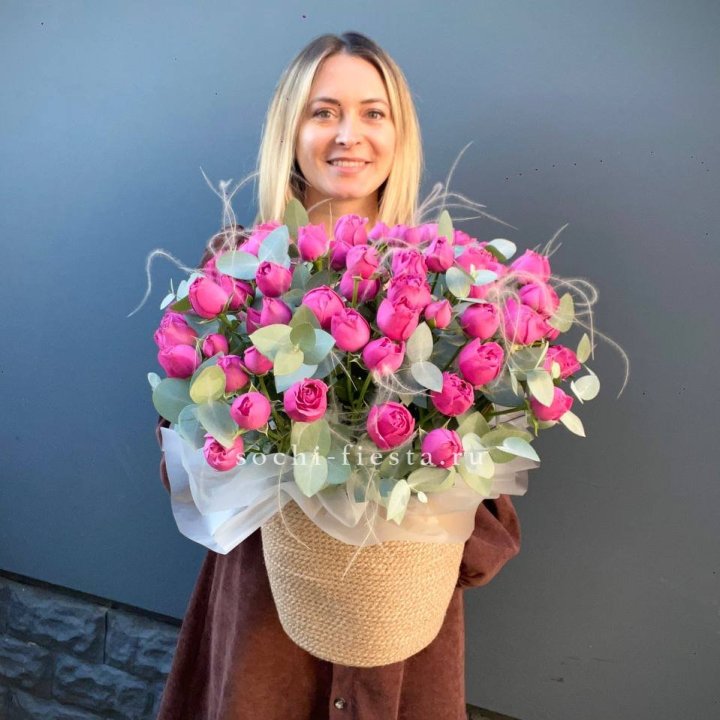 Пионовидные розы  в джутовом кашпо  в Ярославле