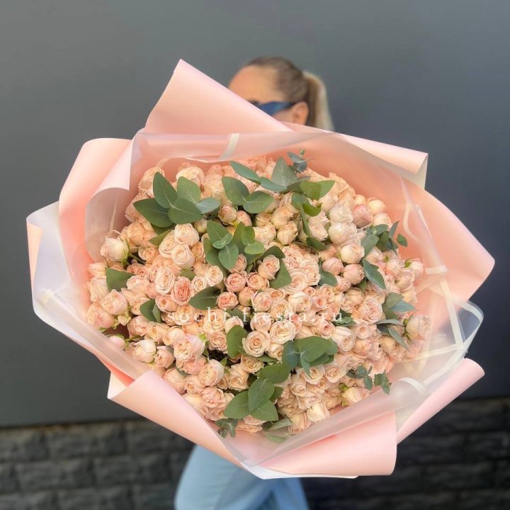 101 кустовая роза с эвкалиптом в Ярославле