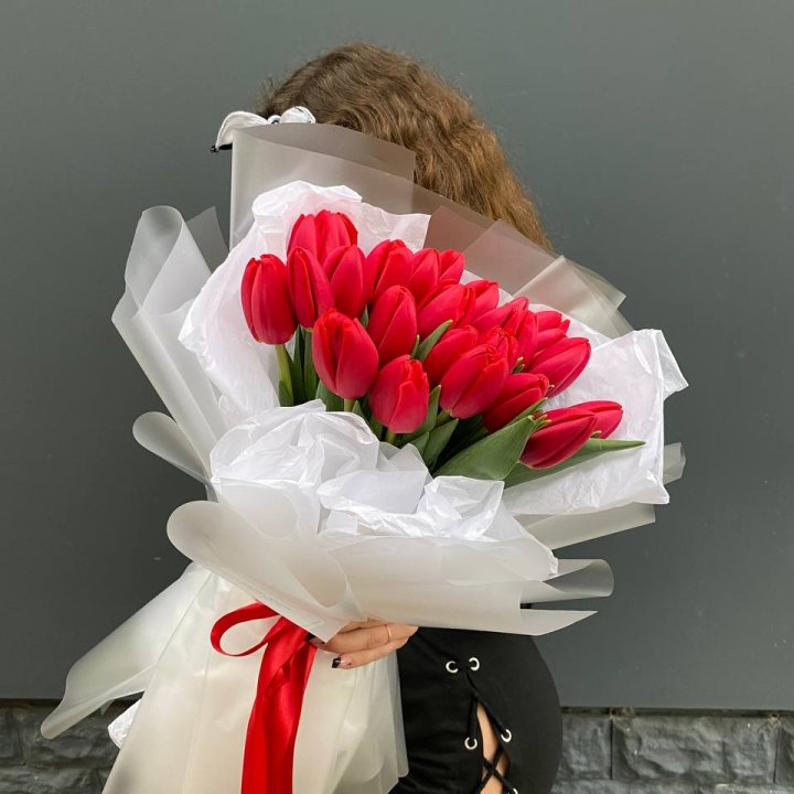  25 красных воздушных тюльпанов в Ярославле