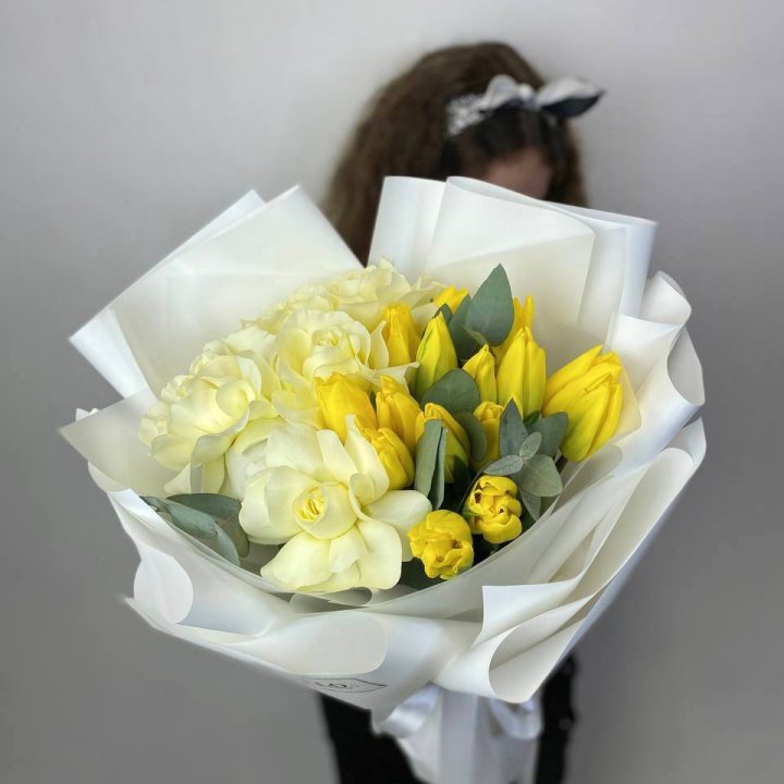 Дуо жёлтые тюльпаны и розы в Ярославле