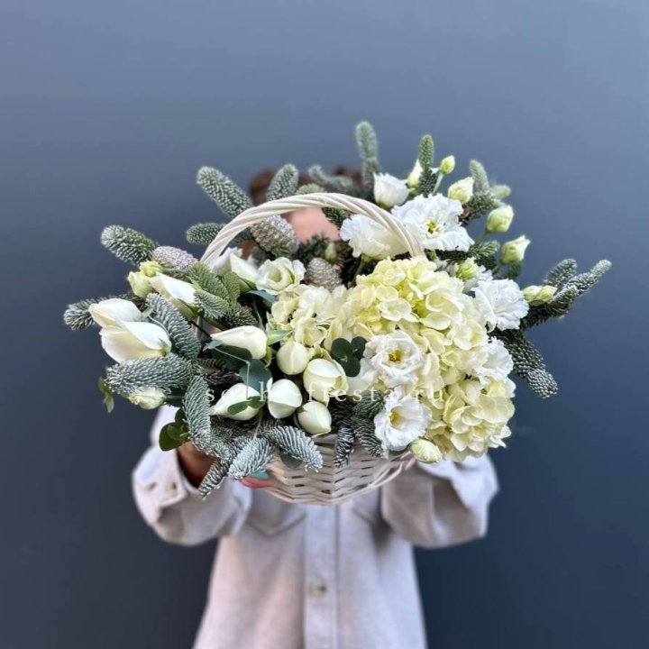 Новогодняя корзина с цветами в Ярославле