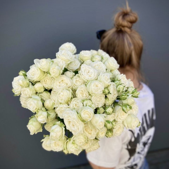 Охапка кустовых роз бомбастик  в Ярославле