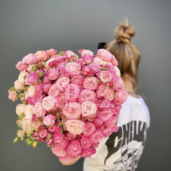 Охапка кустовых роз бомбастик пинк в Ярославле