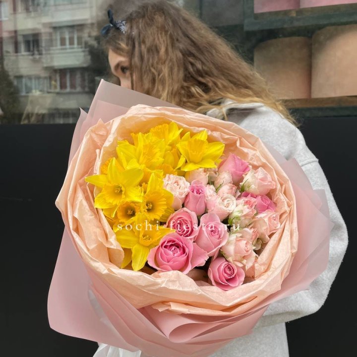 Букет роз и нарциссов в Ярославле