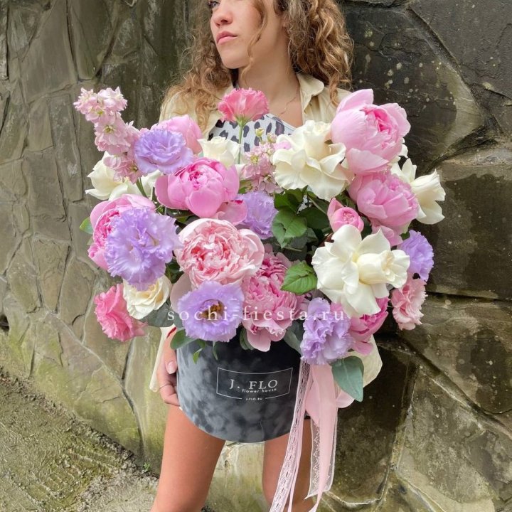 Дизайнерский цилиндр с пионами в Ярославле