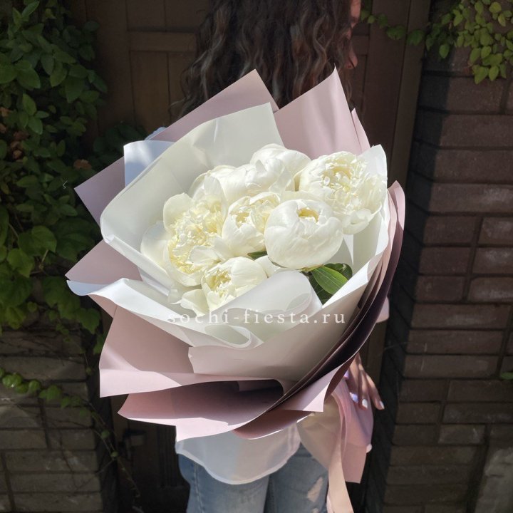 9 белоснежных пионов в Ярославле