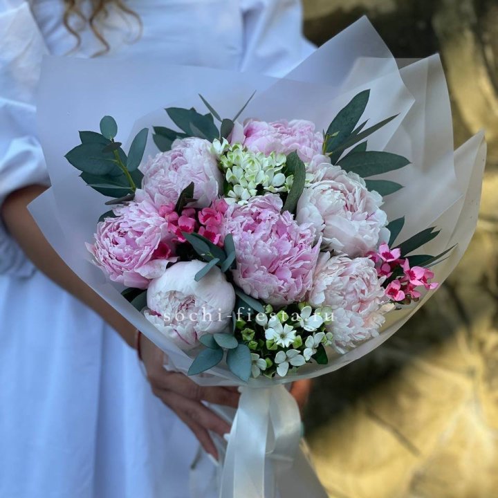 7 зефирных пионов с эвкалиптом в Ярославле