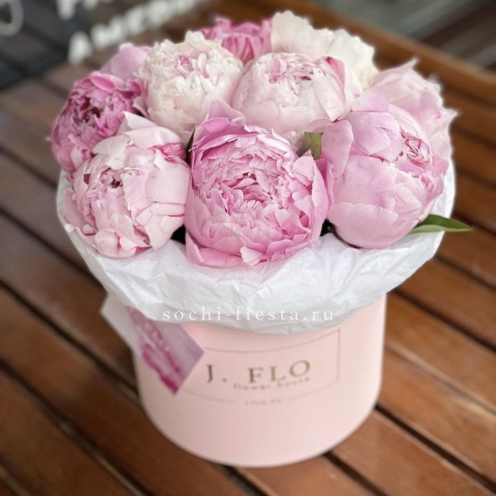 Цилиндр с пионами "Лилу" в Ярославле