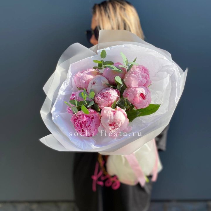 9 пионов с эвкалиптом в Ярославле