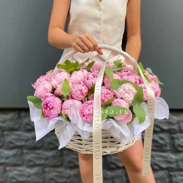 29 пионов в корзине в Ярославле