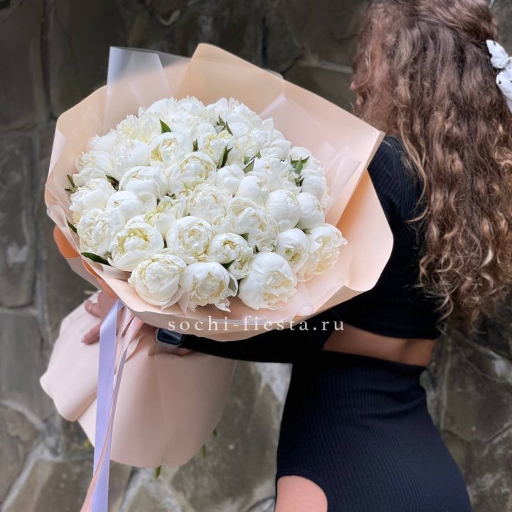 35 белых пион в Ярославле