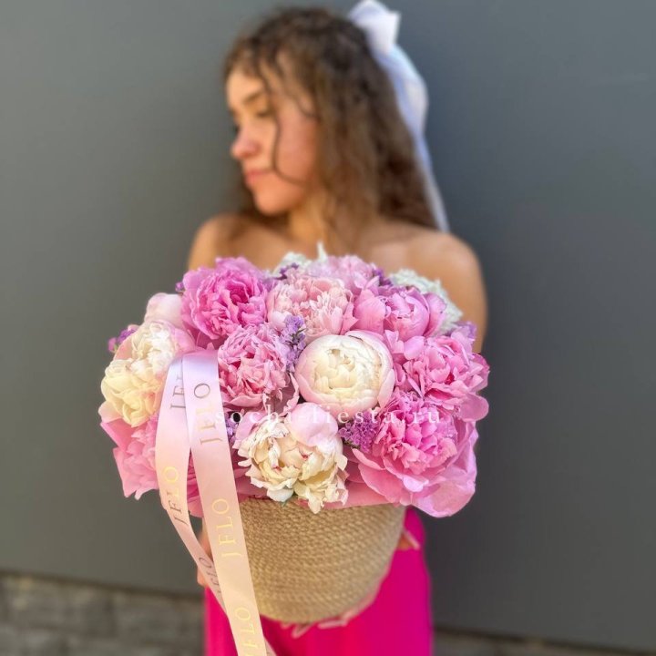 15 пионов в джутовом кашпо в Ярославле