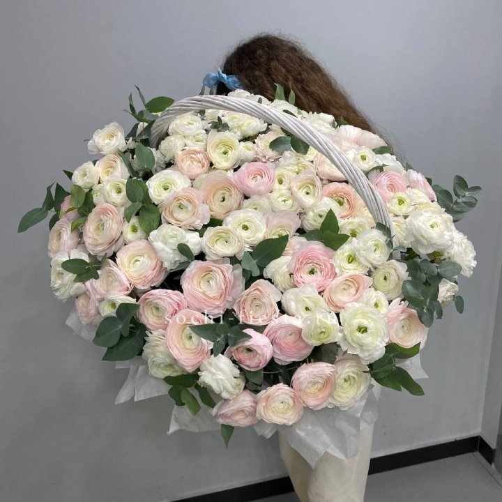 Ранункулюсы в корзине в Ярославле