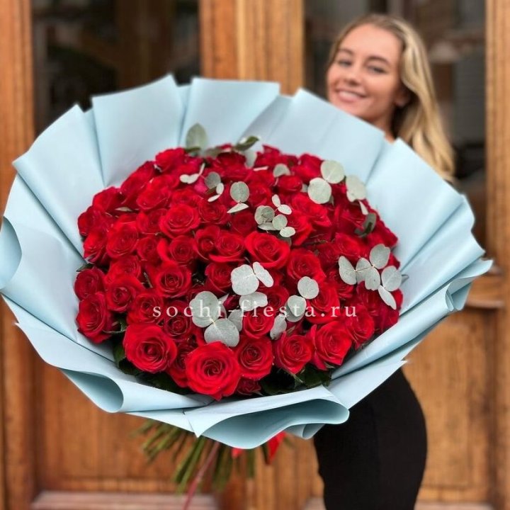 101 красная роза с эвкалиптом в Ярославле