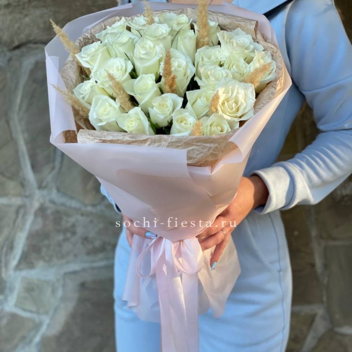 25 белых роз с сухоцветами в Ярославле