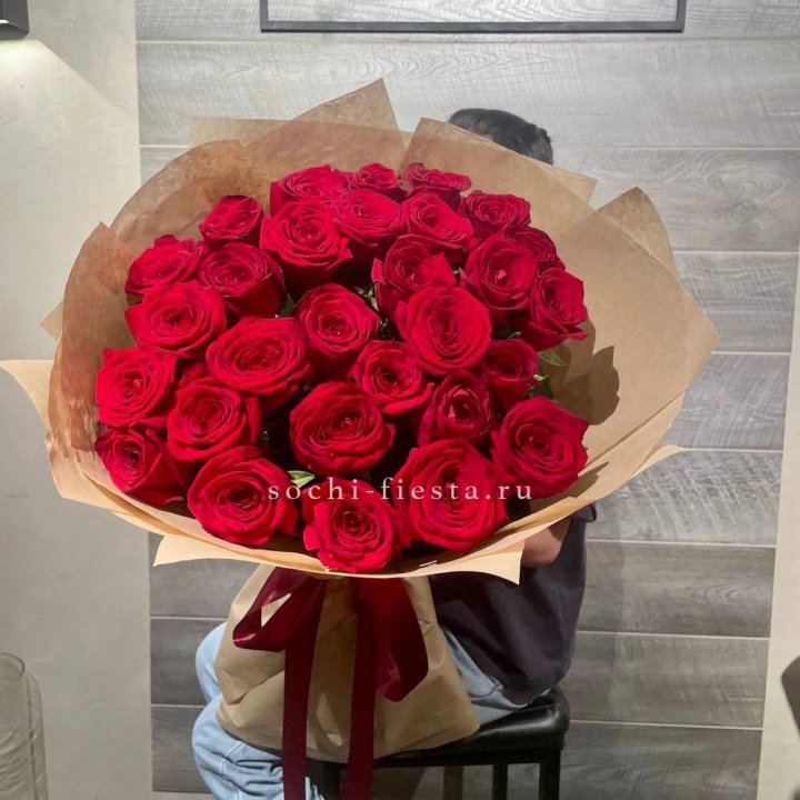 37 красных роз в крафте в Ярославле