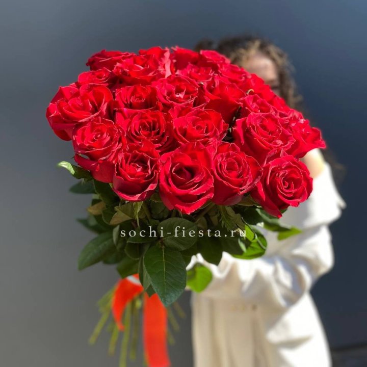 25 высоких красных роз в Ярославле