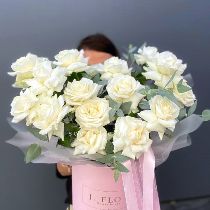 17 Французских белых роз в боксе в Ярославле