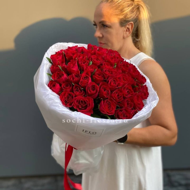 51 роза мадам ред в нежном оформлении с доставкой в Ярославле