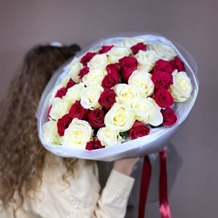 Букет из красных белых 45 роз в Ярославле