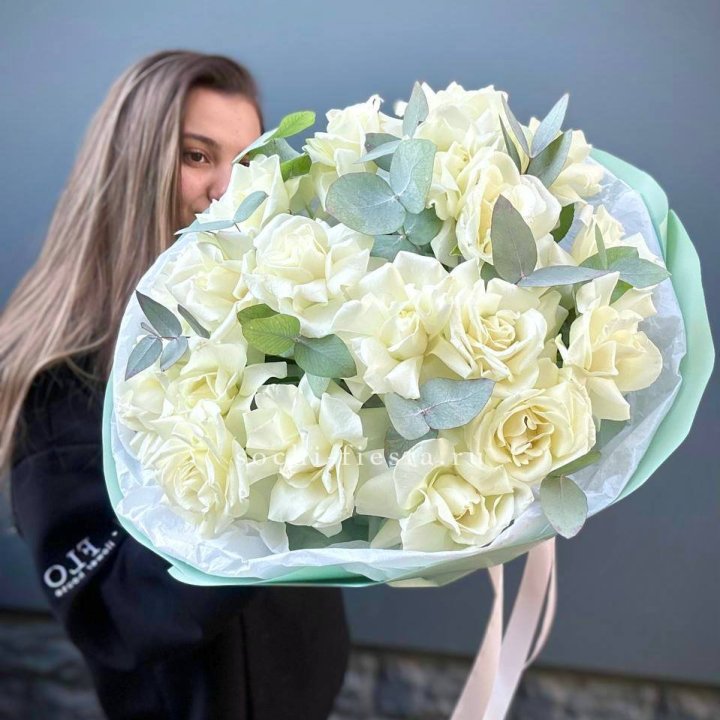 19 Белых французских роз "Ноте бьянке" в Ярославле