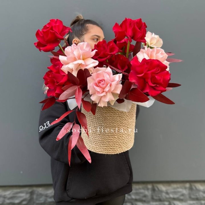 15 Французских роз в джутовом кашпо в Ярославле