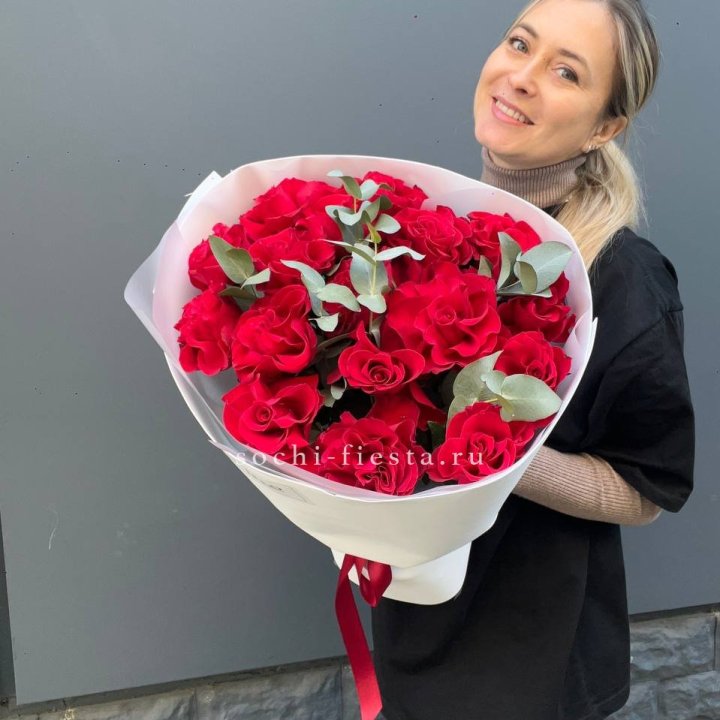 17 Красных французских роз в Ярославле