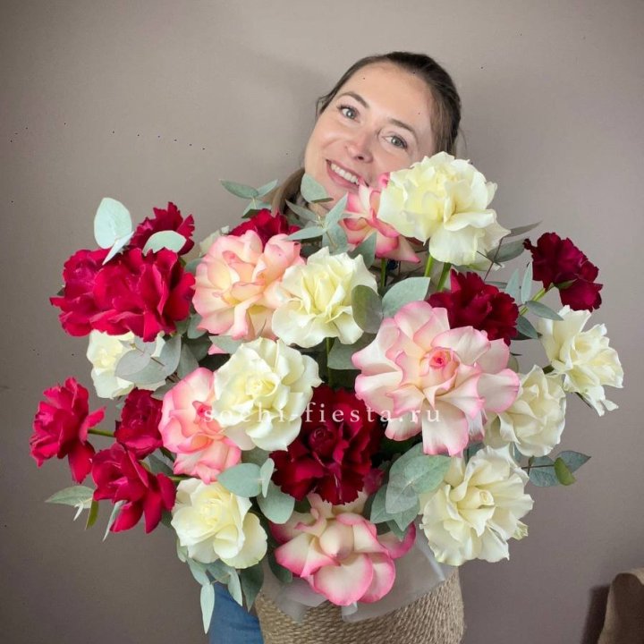 35 французских роз микс в джутовом боксе в Ярославле