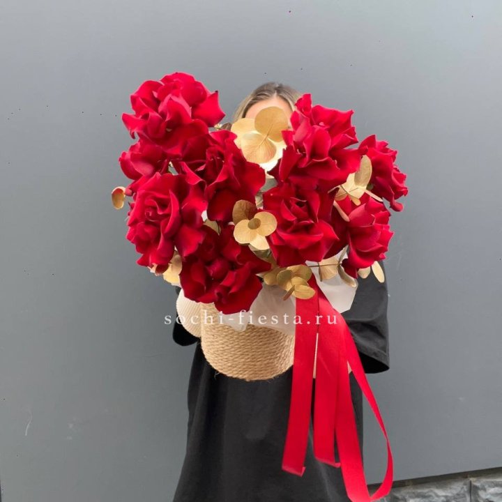 Красные французские розы в джутовом кашпо в Ярославле