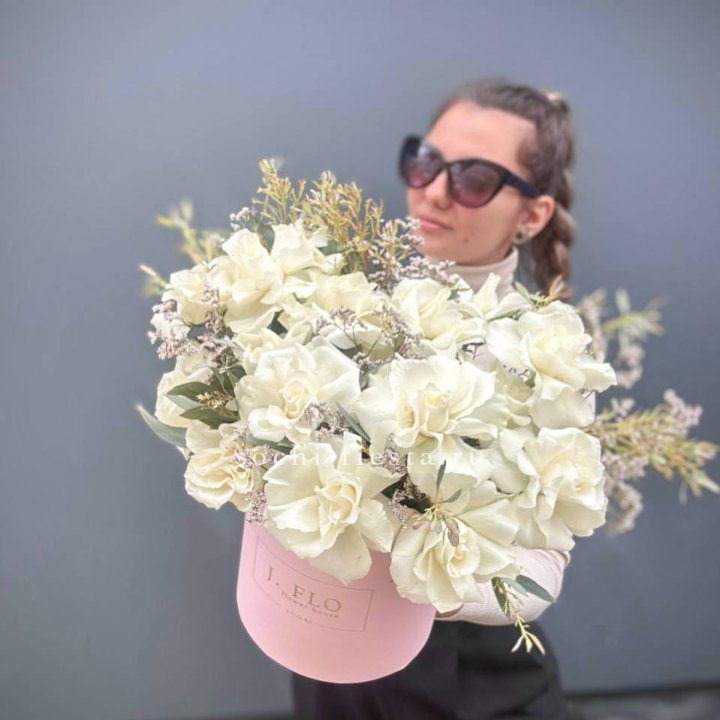 17 Французских белых роз в коробке Афина в Ярославле