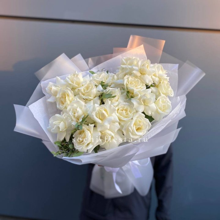 Пышный букет из белых роз в Ярославле