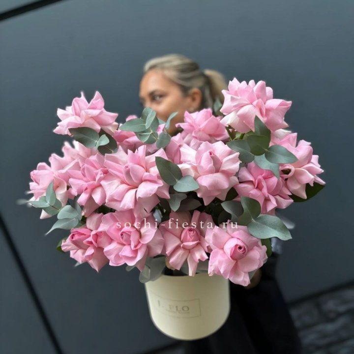 17 Розовых французских роз в боксе в Ярославле