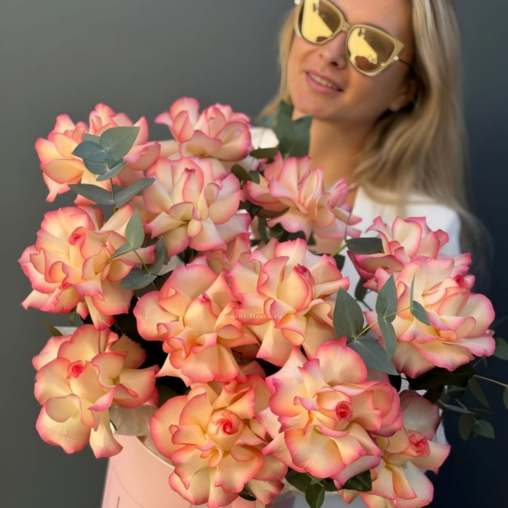 15 французских  роз Джумилия в боксе с доставкой в Ярославле