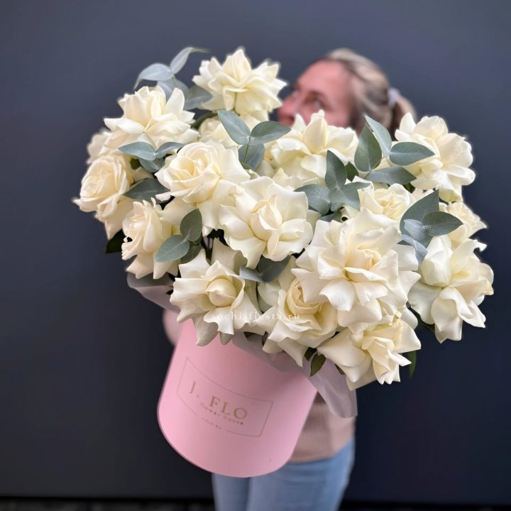 25 Французских белых роз в боксе в Ярославле