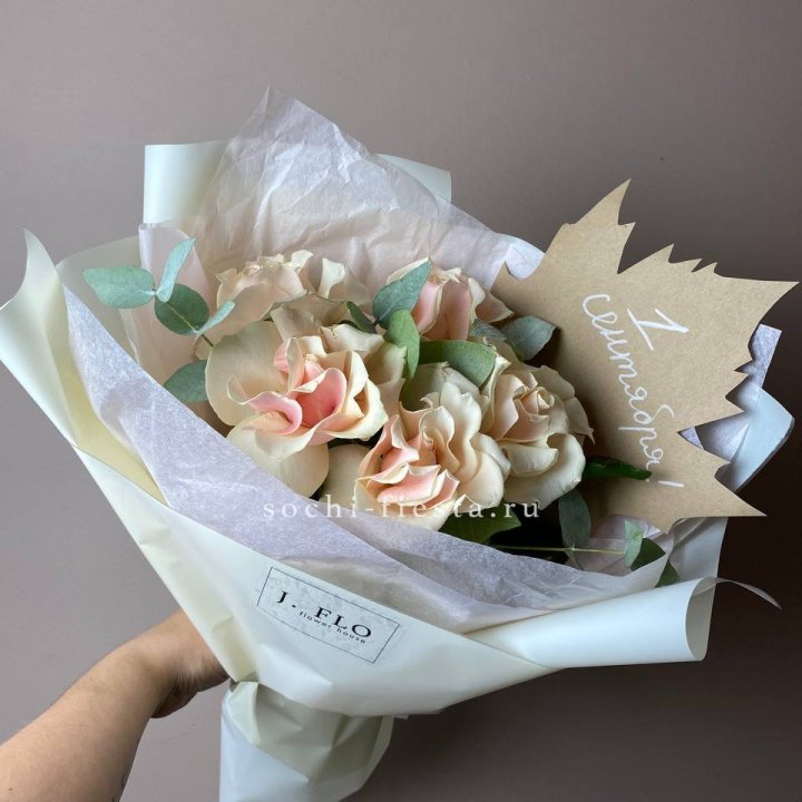 Букет кремовых роз к дню знаний в Ярославле