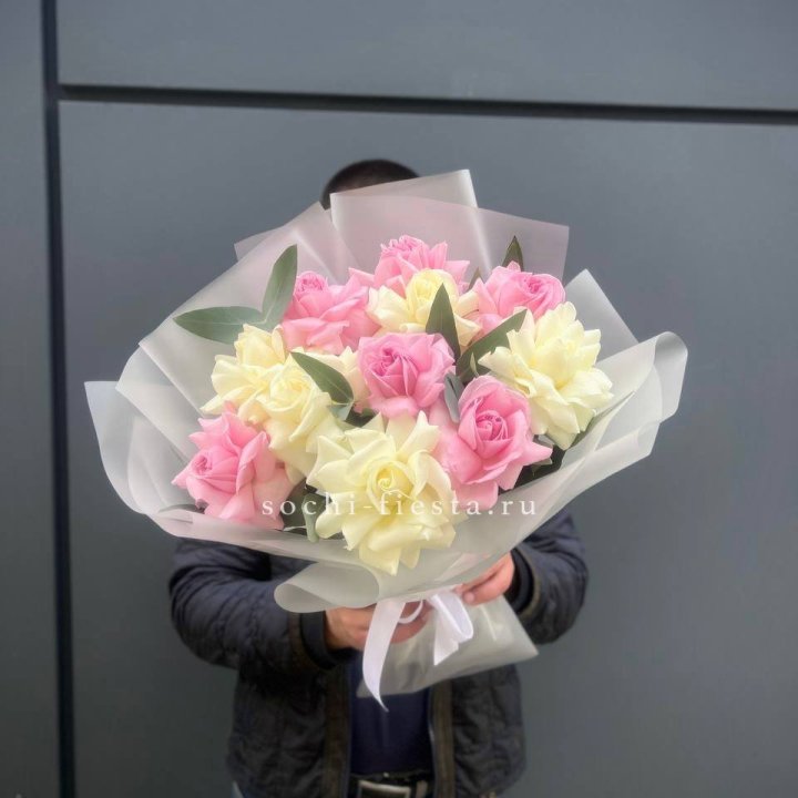 11 бело-розовых роз с доставкой в Ярославле