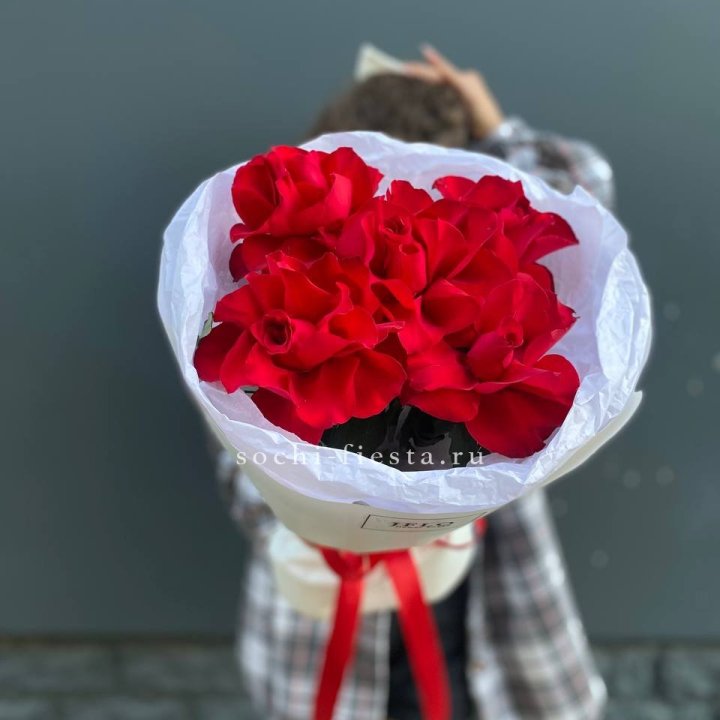 5 французских красных роз в Ярославле