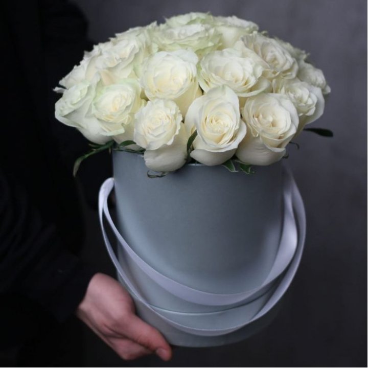 15 белых роз в цилиндре в Ярославле