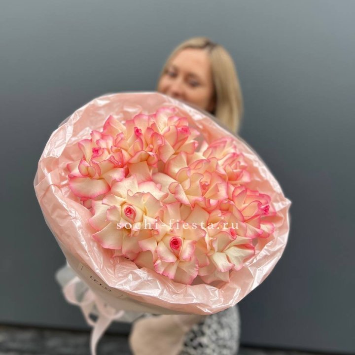 9 французских роз Джумилия в нежном оформлении в Ярославле