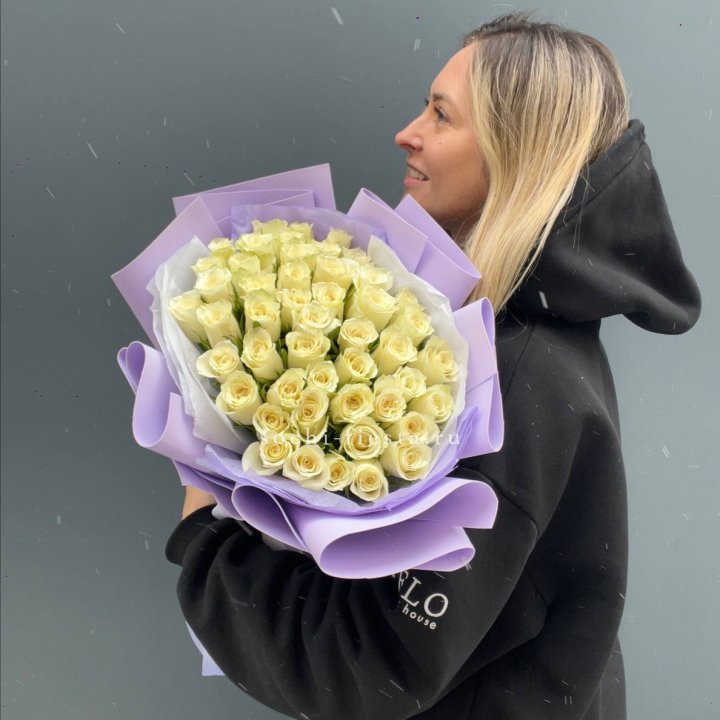 51 белая кенийская роза в оформлении в Ярославле