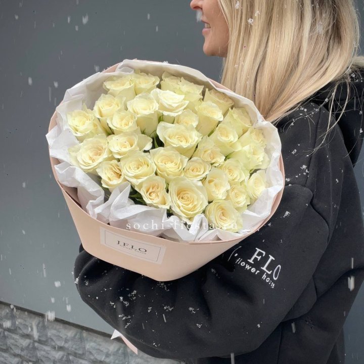 31 белая роза в оформлении в Ярославле