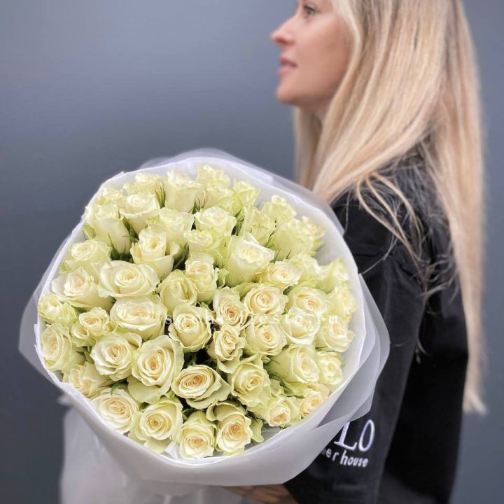 Воздушный букет из 51 белой кенийской розы в Ярославле