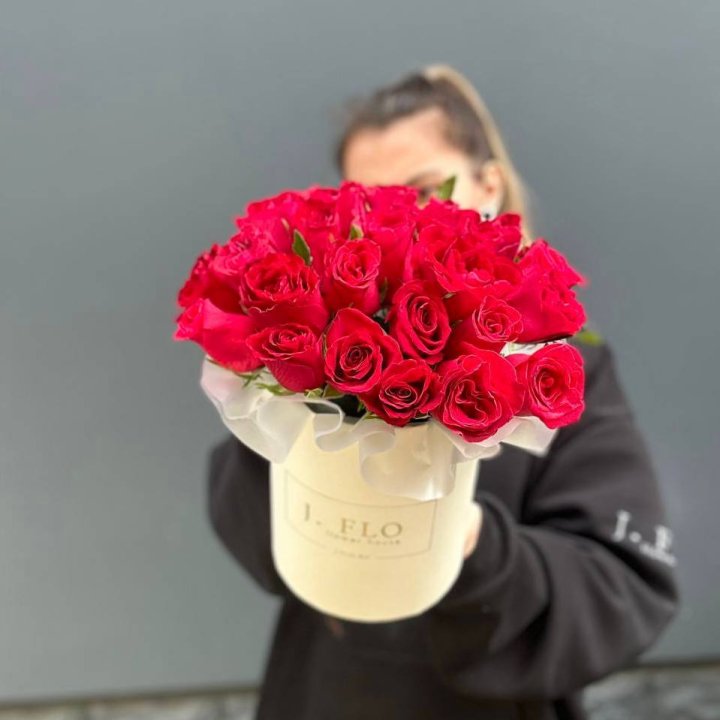 27 кенийских роз в боксе в Ярославле