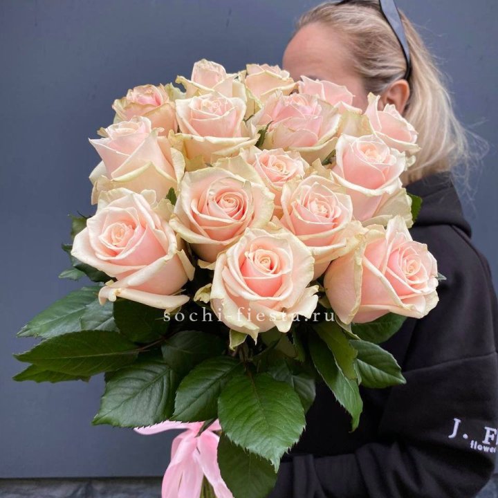 15  кремовых высоких роз с доставкой в Ярославле