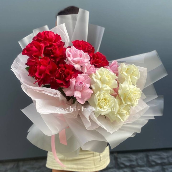 Микс из 17 роз в Ярославле