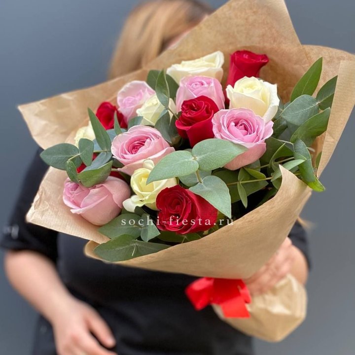 Букет из 15 роз с эвкалиптом в Ярославле