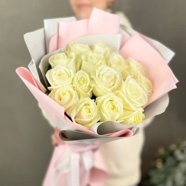 15 белых роз пудра в Ярославле