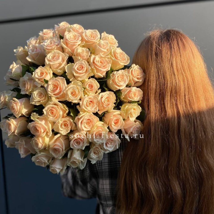 Охапка кремовых роз в Ярославле