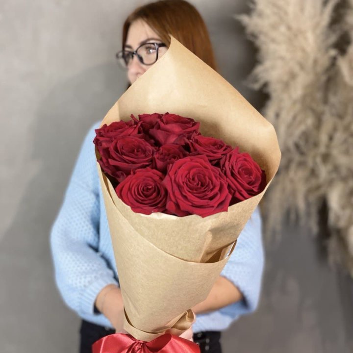 9 красных роз в крафте в Ярославле
