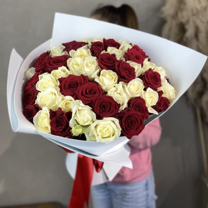 51 красная и белая роза в Ярославле